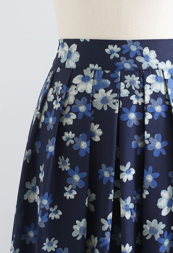 Falda midi plisada en azul marino de Falling Flowers