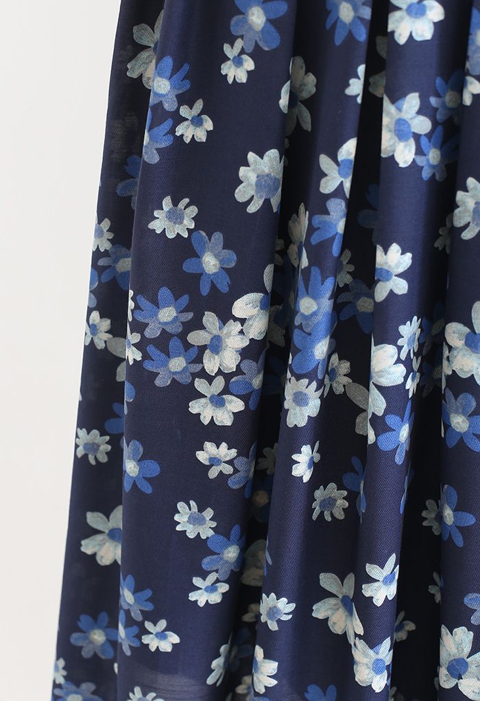Falda midi plisada en azul marino de Falling Flowers