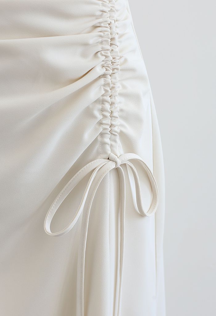 Falda midi fruncida con cordón y abertura frontal en color crema