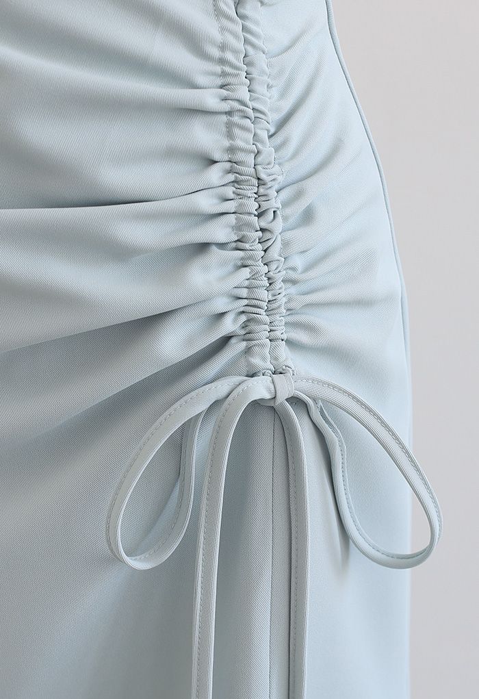 Falda midi fruncida con cordón y abertura frontal en azul polvoriento
