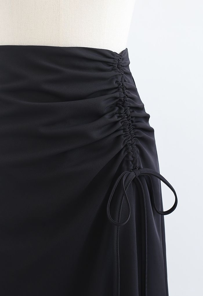Falda midi fruncida con cordón y abertura frontal en negro
