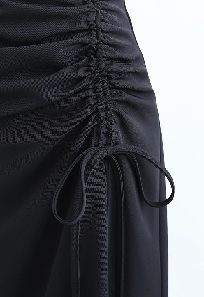Falda midi fruncida con cordón y abertura frontal en negro