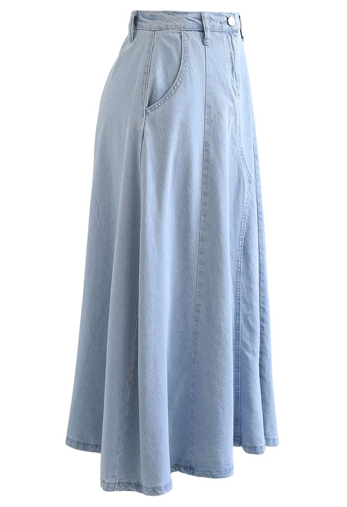 Falda vaquera a media pierna con bolsillo lateral en azul claro