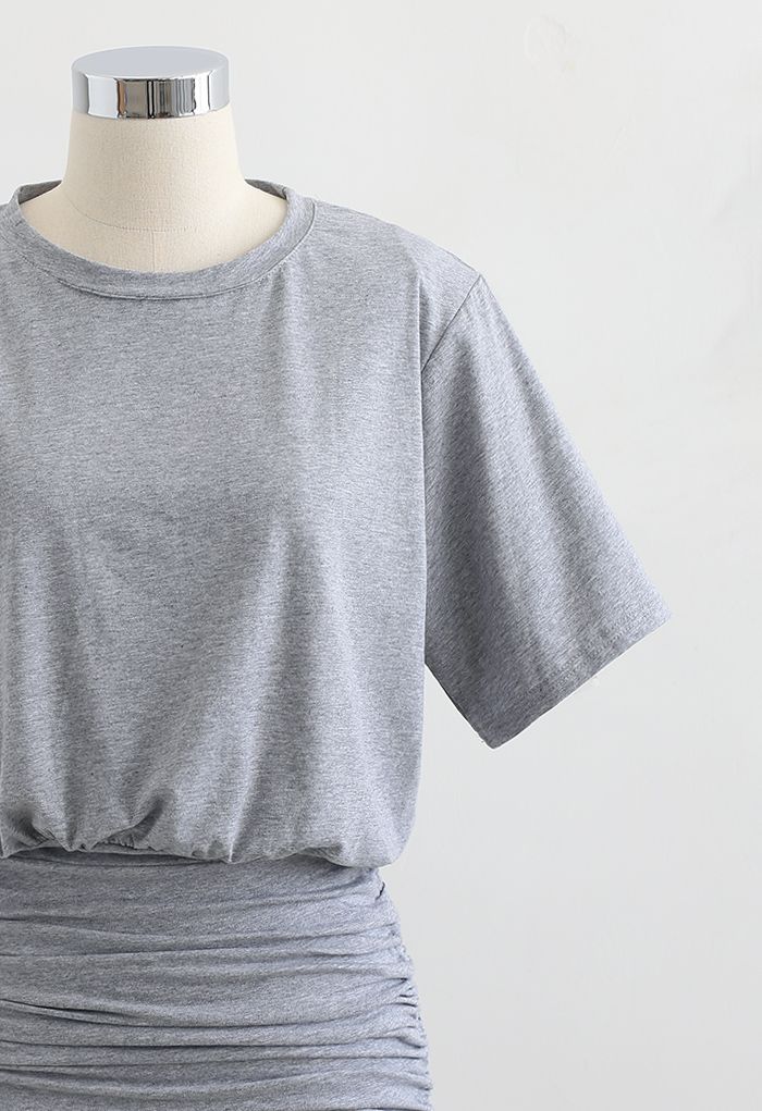 Conjunto de top corto con almohadilla en los hombros y falda con cordón en gris