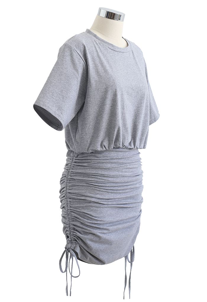 Conjunto de top corto con almohadilla en los hombros y falda con cordón en gris