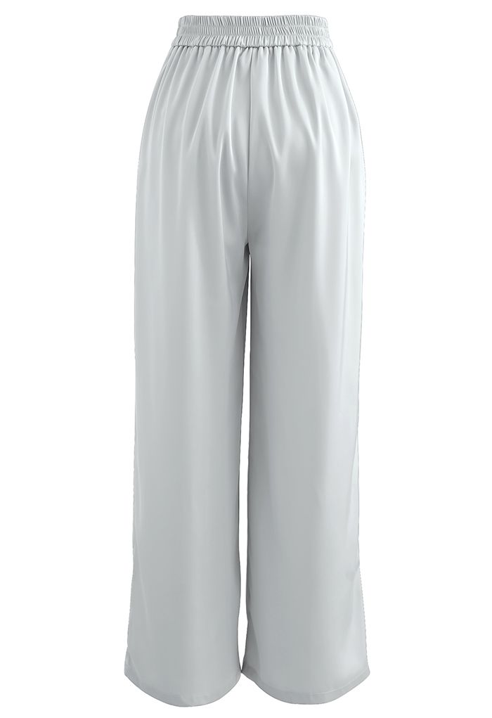 Pantalones de pierna ancha con pliegues brillantes en gris claro