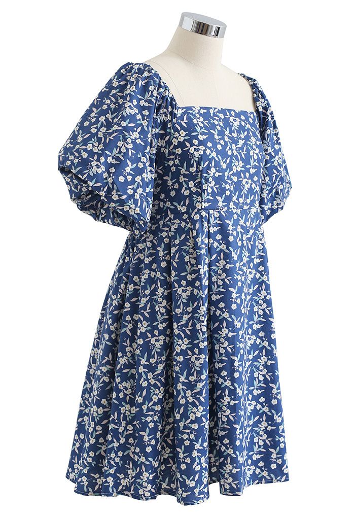 Vestido Dolly fruncido con florete y manga de burbuja con cuello cuadrado en azul
