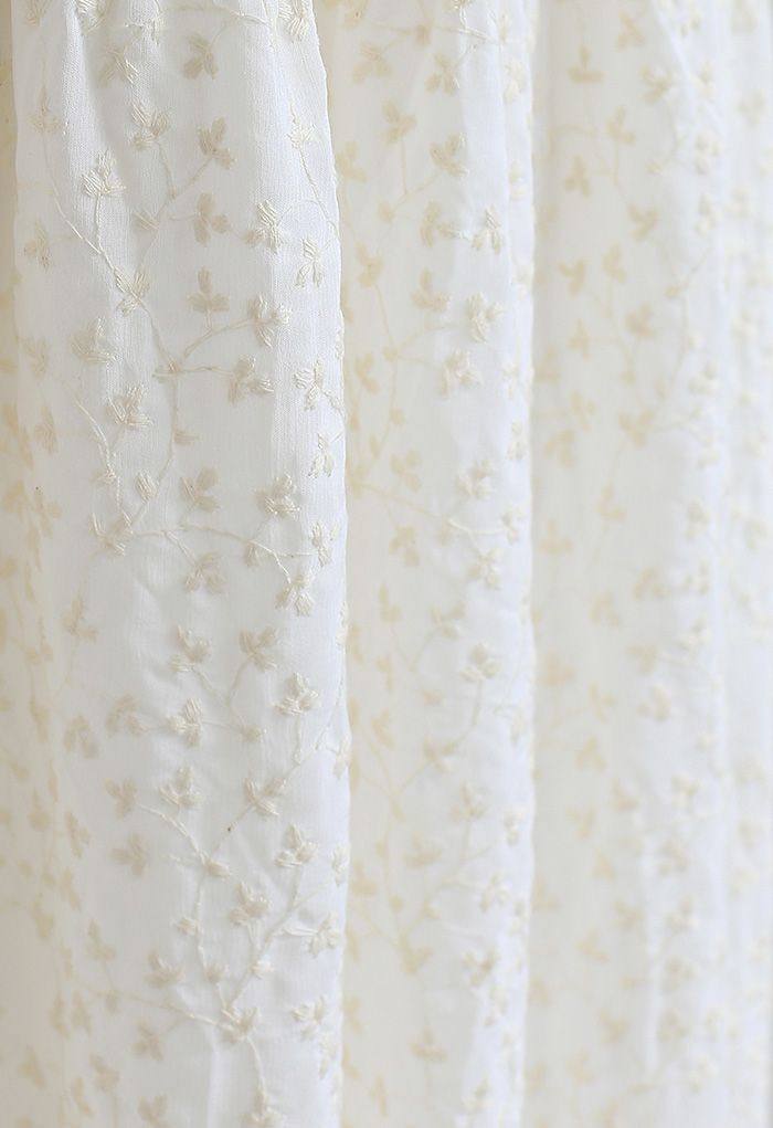 Falda de algodón con volantes de flores bordadas en color crema