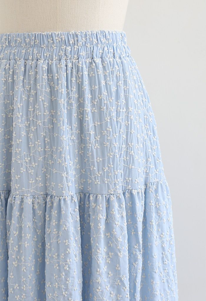 Falda de algodón con volantes de flores bordadas en azul claro