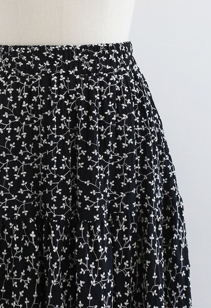 Falda de algodón con bordado de florecitas en negro