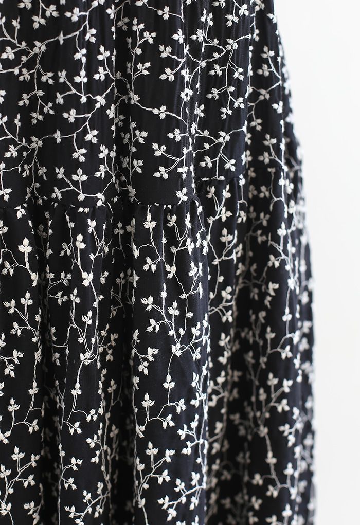 Falda de algodón con bordado de florecitas en negro