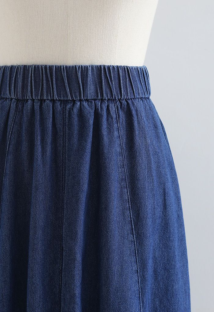 Falda midi de mezclilla con abertura frontal y bolsillo lateral en azul marino