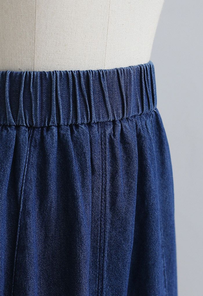 Falda midi de mezclilla con abertura frontal y bolsillo lateral en azul marino