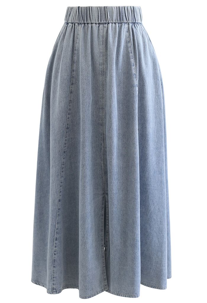 Falda midi de mezclilla con abertura frontal y bolsillo lateral en azul lavado