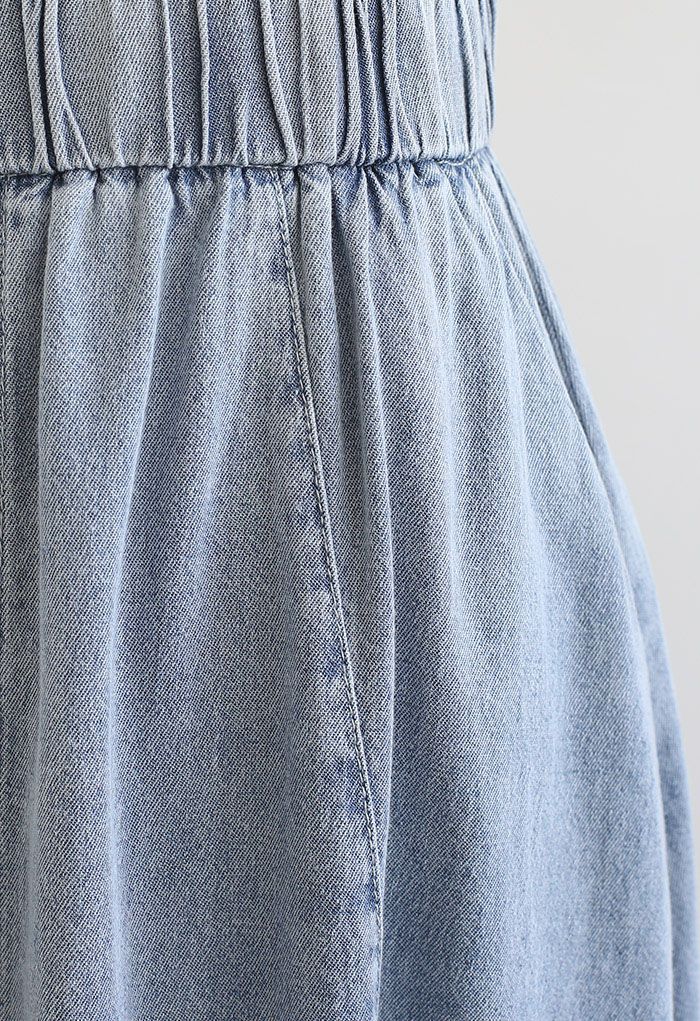 Falda midi de mezclilla con abertura frontal y bolsillo lateral en azul lavado