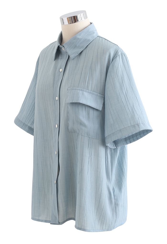 Camisa texturizada con bolsillo de parche en azul polvoriento