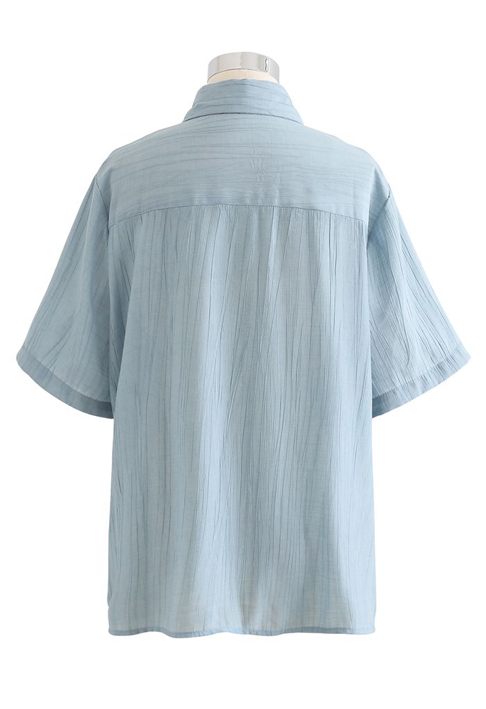 Camisa texturizada con bolsillo de parche en azul polvoriento