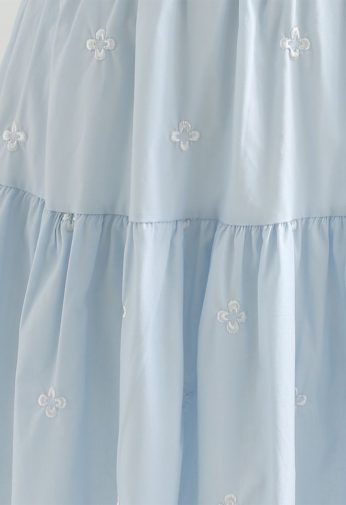 Minifalda con volantes bordados de Clover en azul bebé