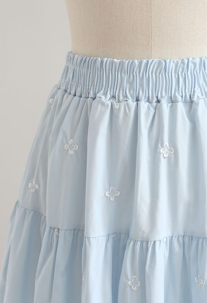 Minifalda con volantes bordados de Clover en azul bebé