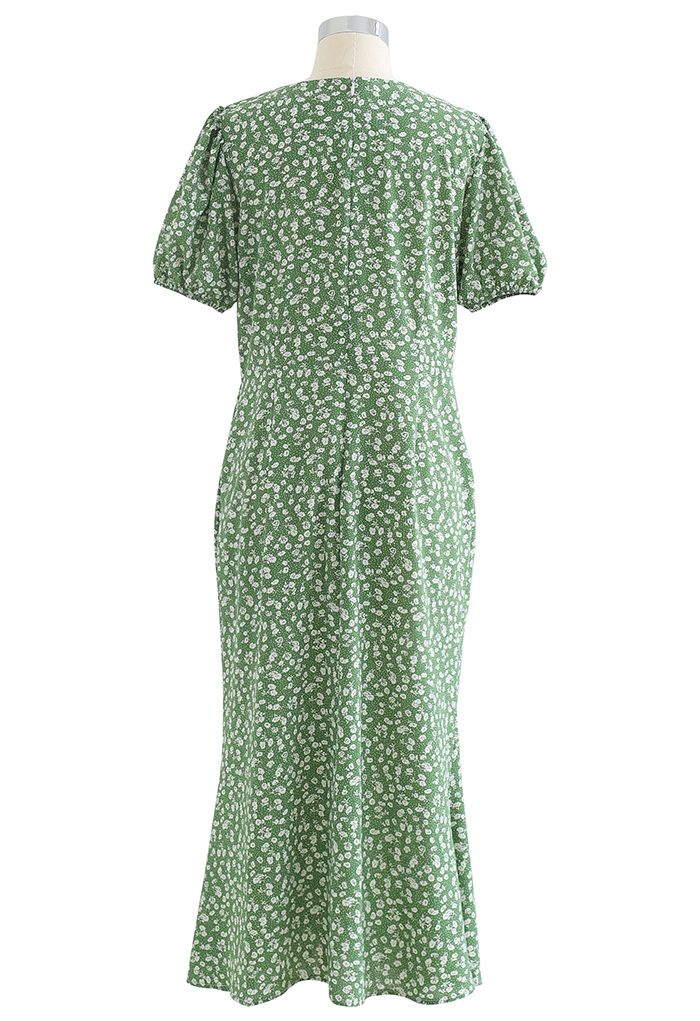 Vestido midi fruncido con estampado floral y detalle recortado en verde
