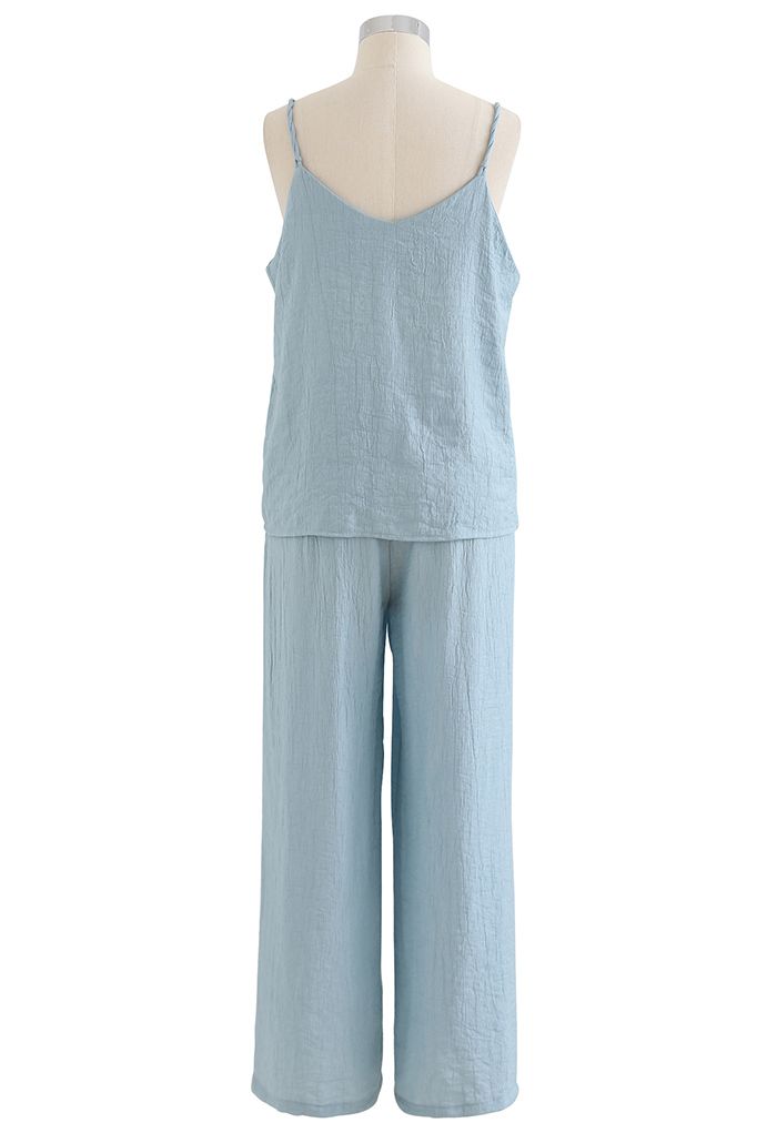 Conjunto de camiseta sin mangas con tiras trenzadas y pantalones de pierna recta en azul claro
