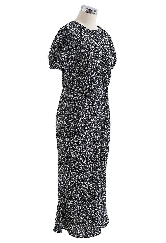 Vestido midi fruncido con estampado floral y detalle recortado en negro