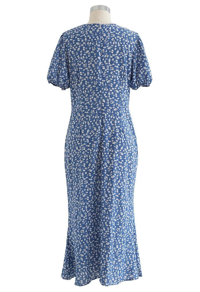 Vestido midi fruncido con estampado floral y detalle recortado en azul