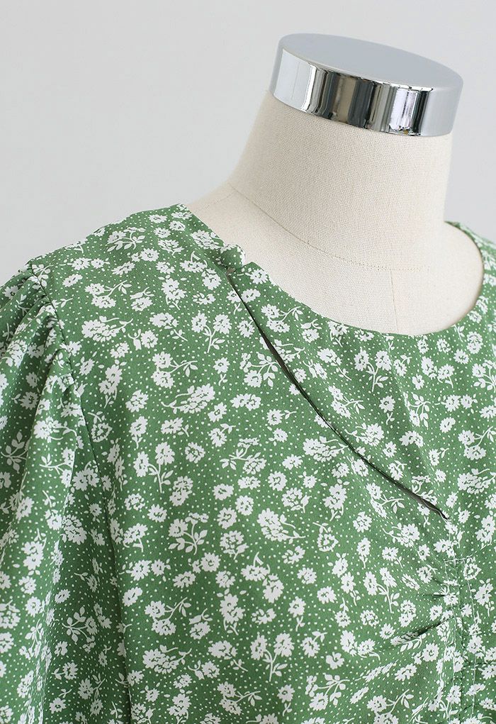 Vestido midi fruncido con estampado floral y detalle recortado en verde