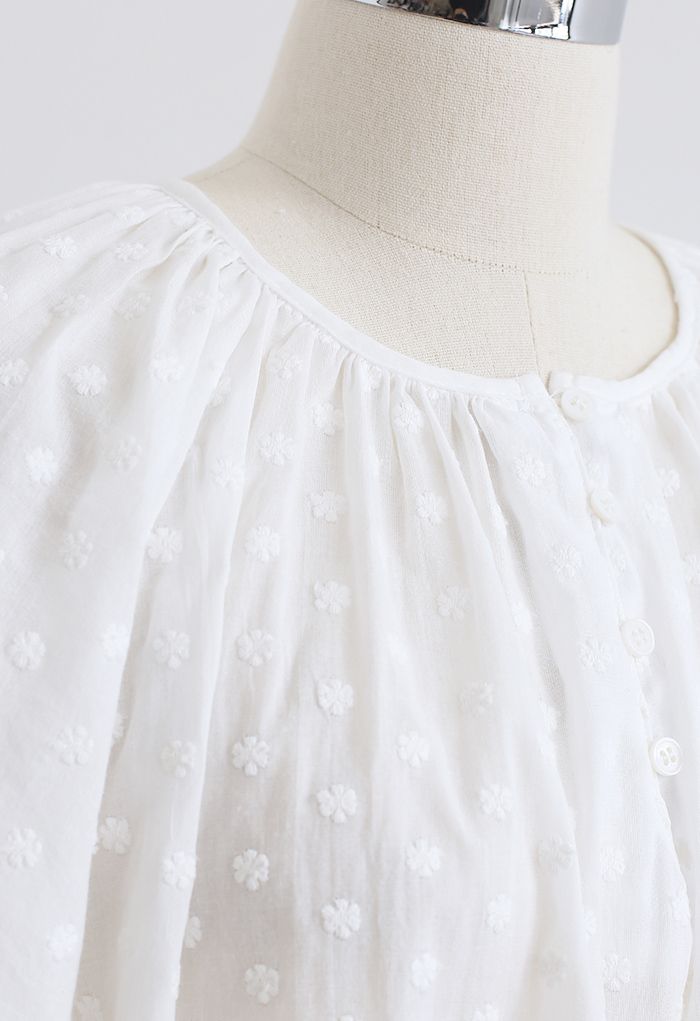 Top de algodón con flor bordada en blanco