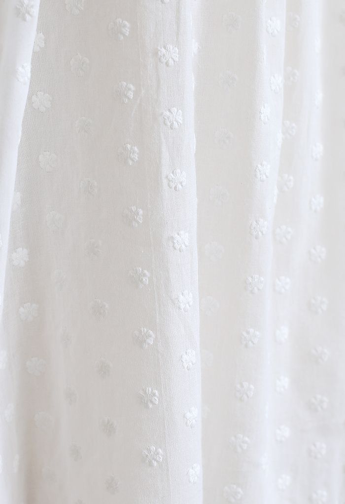 Top de algodón con flor bordada en blanco