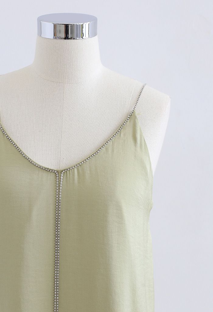 Camiseta sin mangas de satén con tiras de cristal en verde oliva