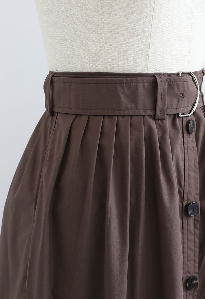Falda midi plisada con botones y cinturón marrón