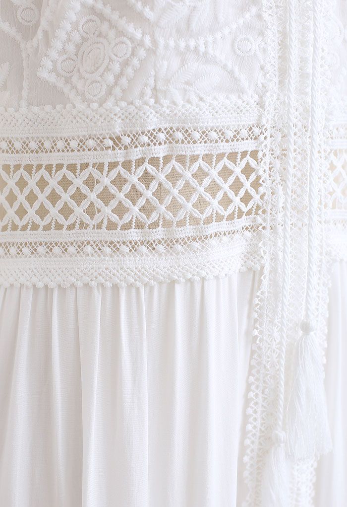 Vestido largo blanco con cordones bordados de girasol en la parte delantera