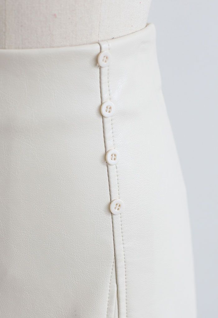 Falda de piel sintética con ribete de botones pulidos en color marfil