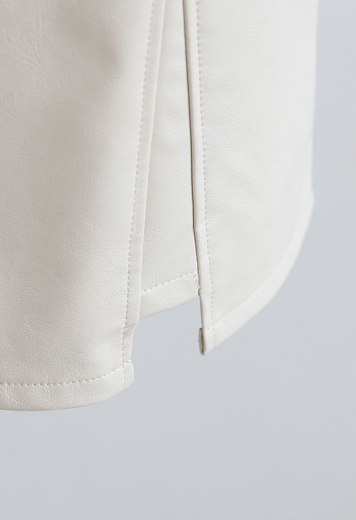 Falda de piel sintética con ribete de botones pulidos en color marfil