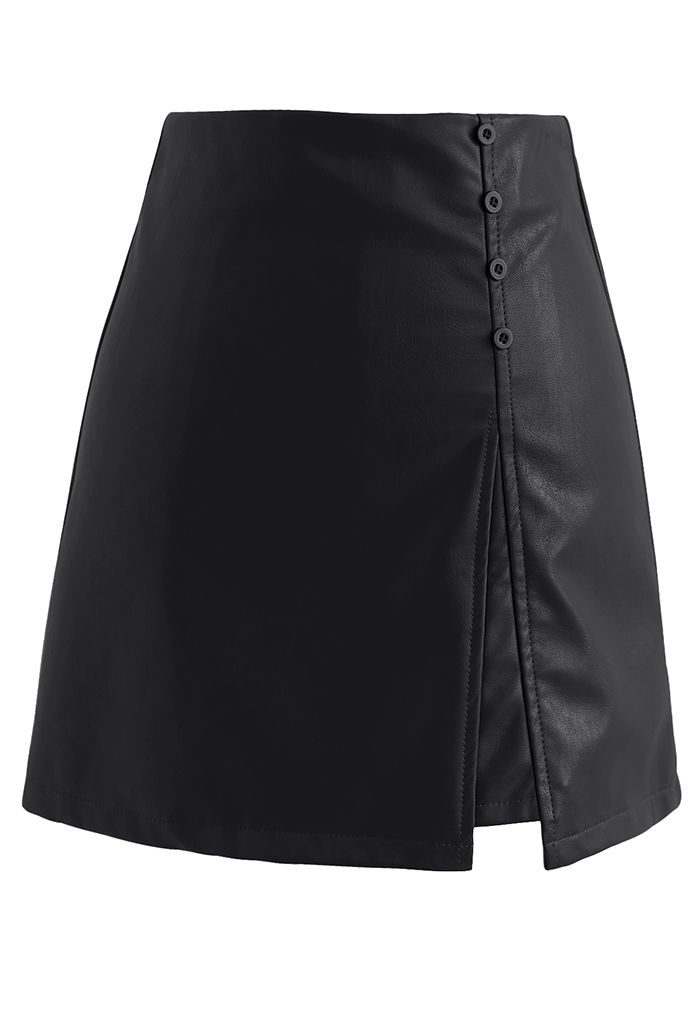 Falda de cuero sintético con detalles de botones pulidos en negro