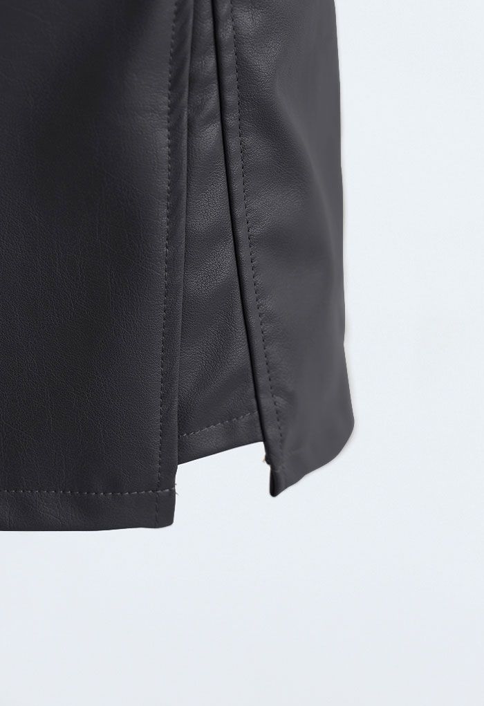 Falda de cuero sintético con detalles de botones pulidos en negro