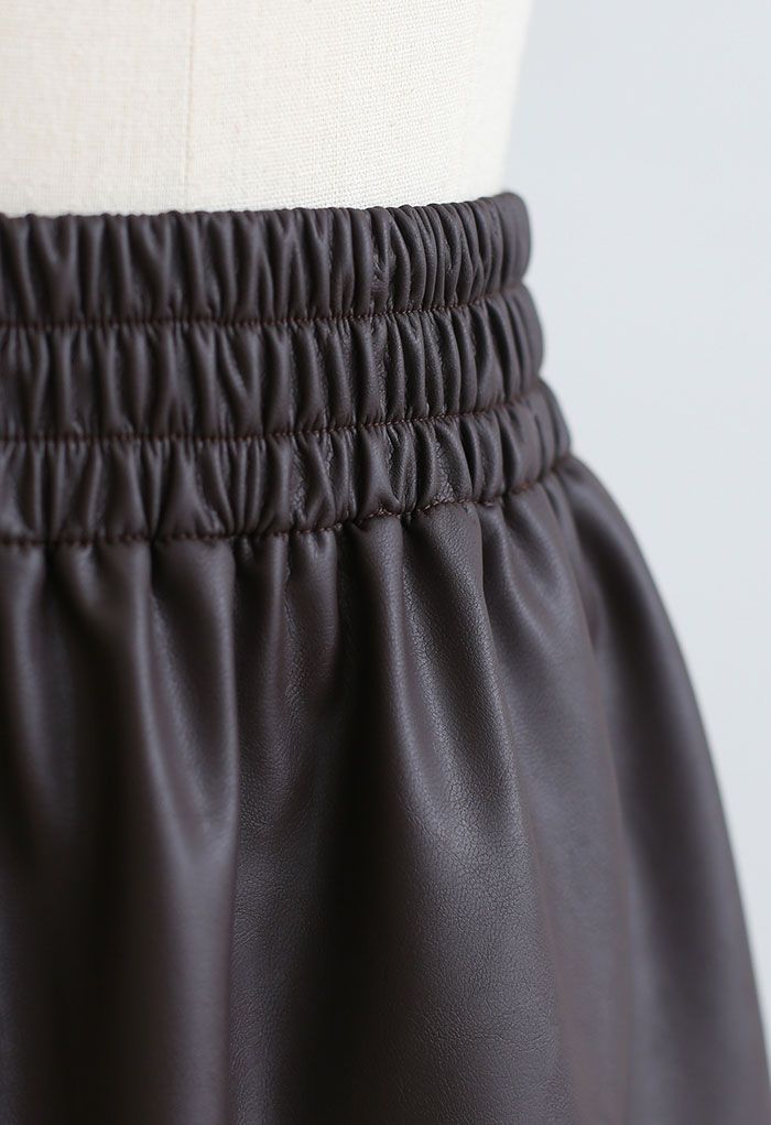 Falda de capullo de cuero sintético con bolsillo lateral y trasero en marrón