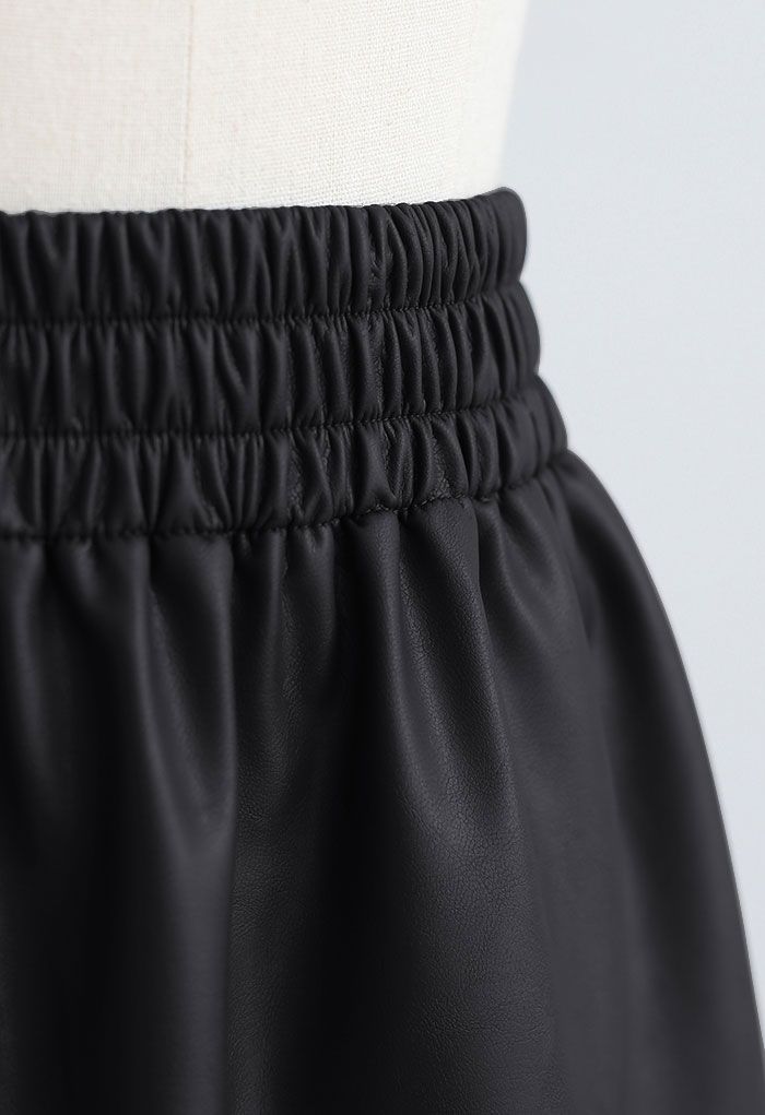 Falda de capullo de cuero sintético con bolsillo lateral y trasero en negro