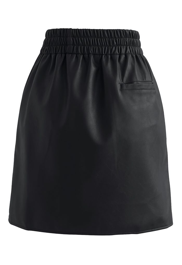 Falda de capullo de cuero sintético con bolsillo lateral y trasero en negro
