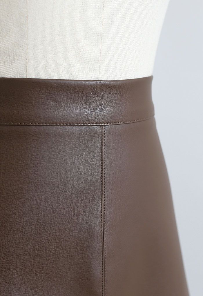 Falda de tubo de cuero sintético con dobladillo sin rematar en marrón