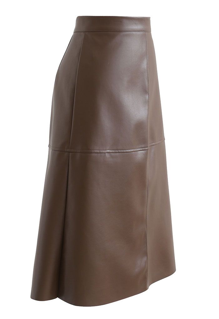 Falda de tubo de cuero sintético con dobladillo sin rematar en marrón