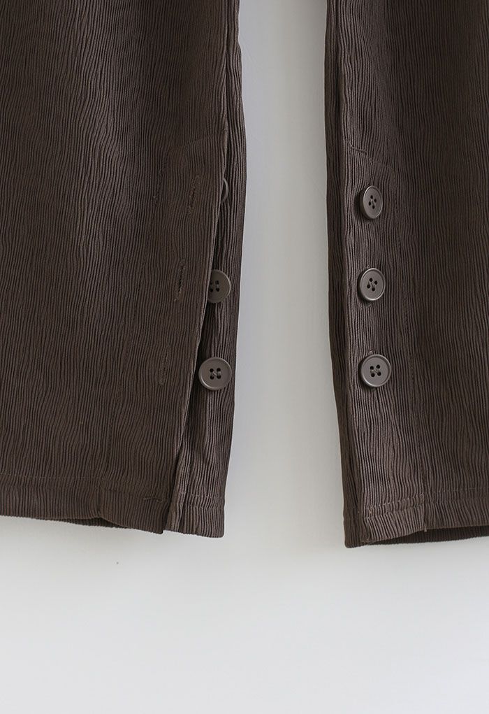 Pantalones de pierna recta con puños con abertura abotonada en marrón