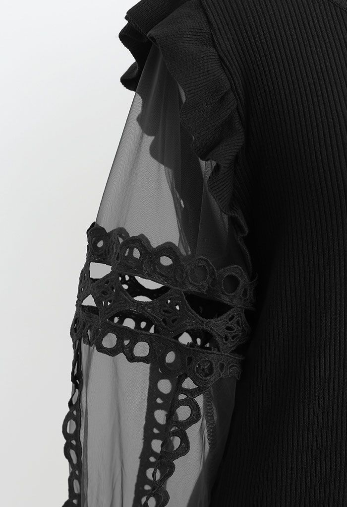 Top de punto con mangas de malla adornado con encaje en negro