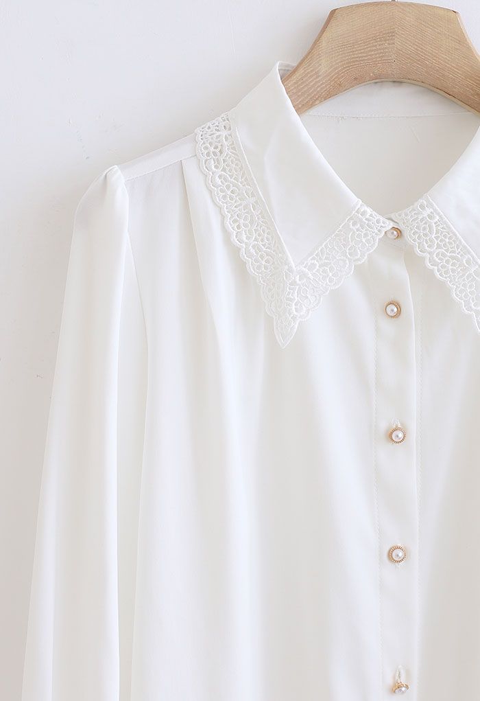 Camisa elegante con botones y cuello de encaje en blanco