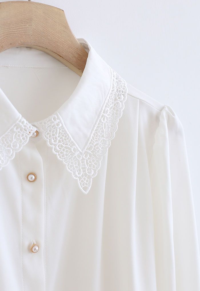 Camisa elegante con botones y cuello de encaje en blanco