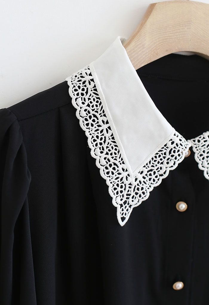 Camisa elegante con botones y cuello de encaje en negro
