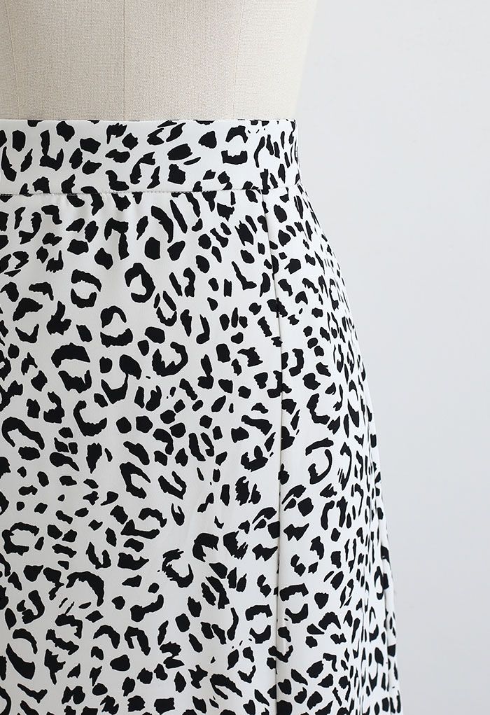 Falda midi con estampado animal y abertura delantera en blanco