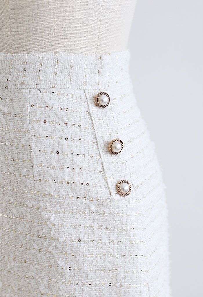Minifalda de tweed con lentejuelas y ribete de botones en blanco