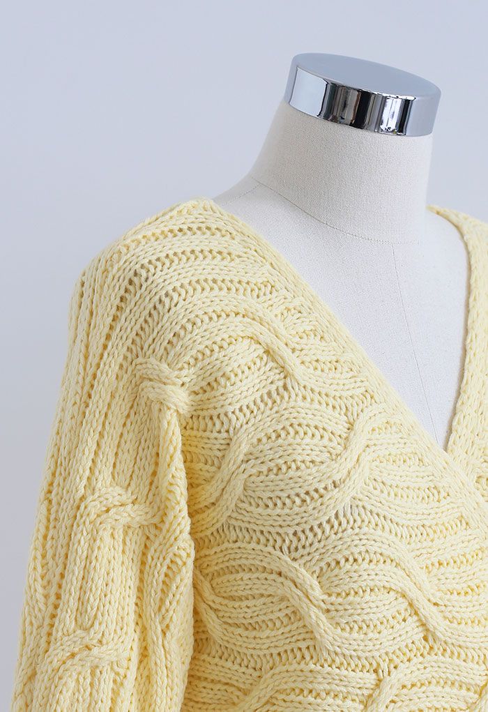 Suéter corto de punto con trenza delantera cruzada en amarillo